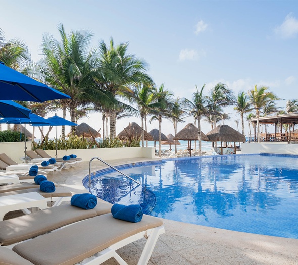 Pool & solarium NYX HOTEL CANCUN Cancun